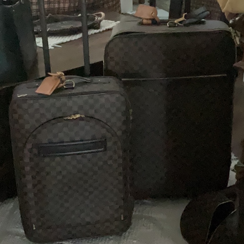 REDUCED 🌸🌸 Authentic 2 piece Louis Vuitton Luggage⭐️⭐️⭐️